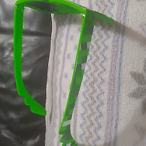 MINECRAFT UV Sunglasses - Picture 2 of 2